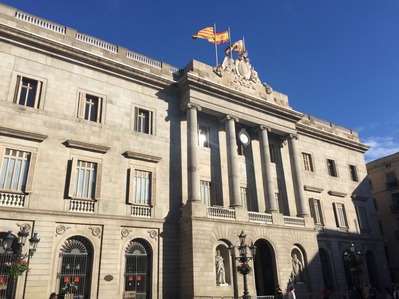 El ayuntamiento de Barcelona con su fachada principal, neoclásica