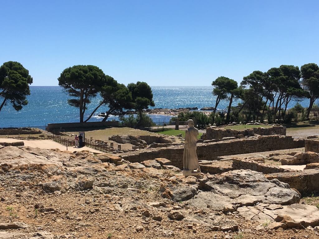 Asclepi a Empuries mirant el Mediterrani a la Costa Brava