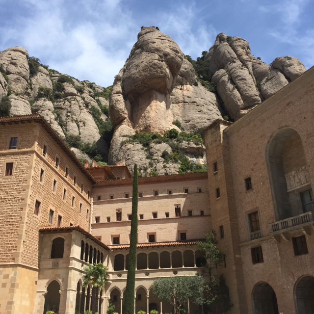 Montserrat, veduta del monastero e la montagna